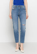 Helle blaue Jeans aus Denim mit hoher Taille, geradem Bein und einem lässigen Riss am rechten Knie. Klassisches Fünf-Taschen-Design.