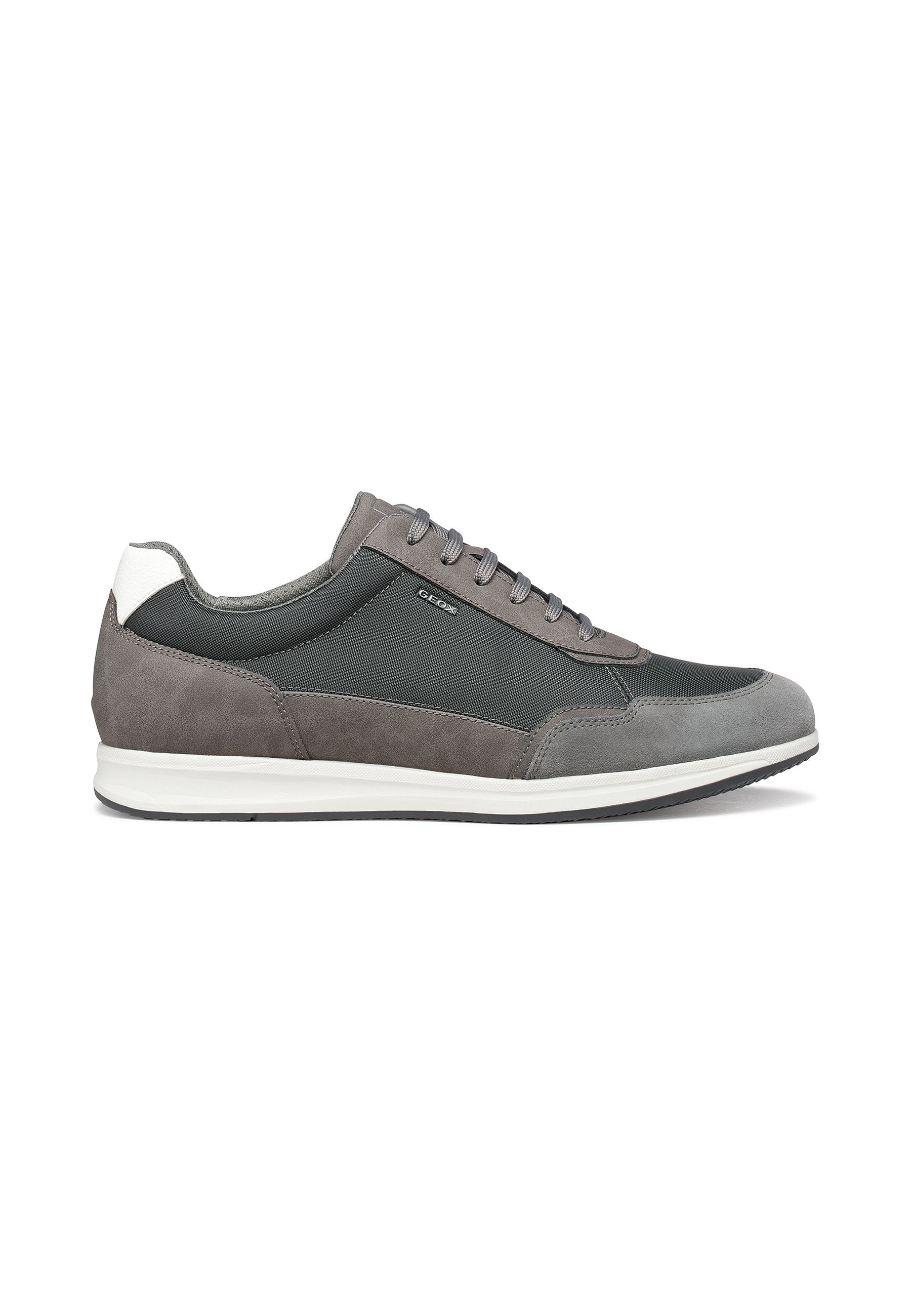 Niedrig geschnittener Herrensneaker aus grauem und schwarzem Stoff und Wildleder mit weißer Sohle und Fersenakzent, schnürbarer Verschluss, seitliches Logodetail.