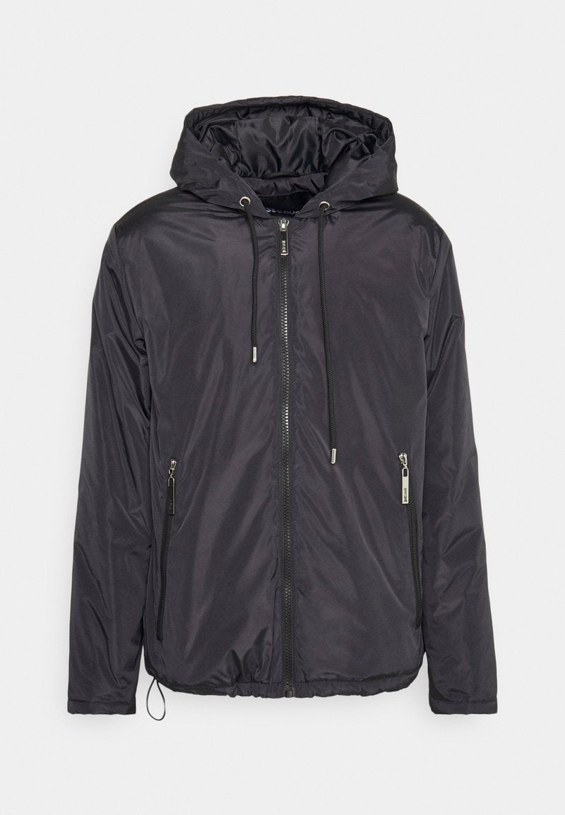 Schwarze Kapuzenjacke aus glattem, leichtem Material. Sie hat einen Reißverschluss auf der Vorderseite, zwei seitliche Taschen mit Reißverschlüssen und verstellbare Kordeln.