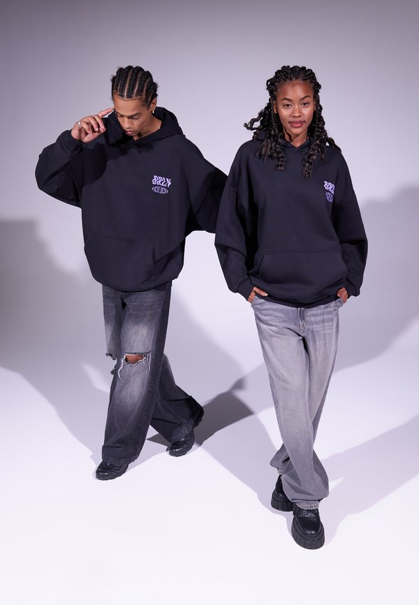 YOURTURN by Zalando UNISEX OVERSIZED FIT DISTORTED PRINT HOODIE