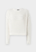 Weißer Strickpullover mit strukturiertem Muster, rundem Halsausschnitt, langen Ärmeln sowie gerippten Bündchen und Saum. Verkürztes Design.