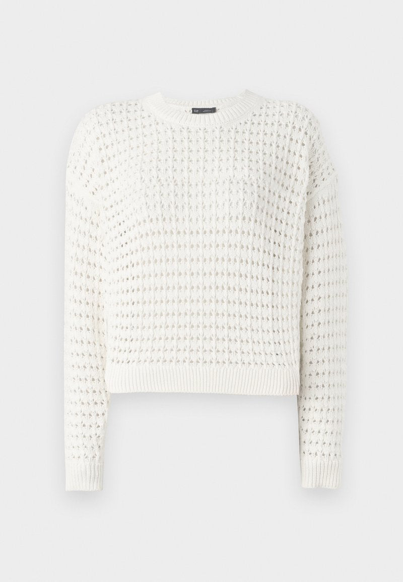 Weißer Strickpullover mit strukturiertem Muster, rundem Halsausschnitt, langen Ärmeln sowie gerippten Bündchen und Saum. Verkürztes Design.