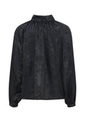 Schwarze Bluse mit langen Ärmeln und hohem Kragen, glatter Textur, dezent glänzendem Finish und gerafftem Rückendetail. Hat eine lockere Passform und bündchenähnliche Ärmel.