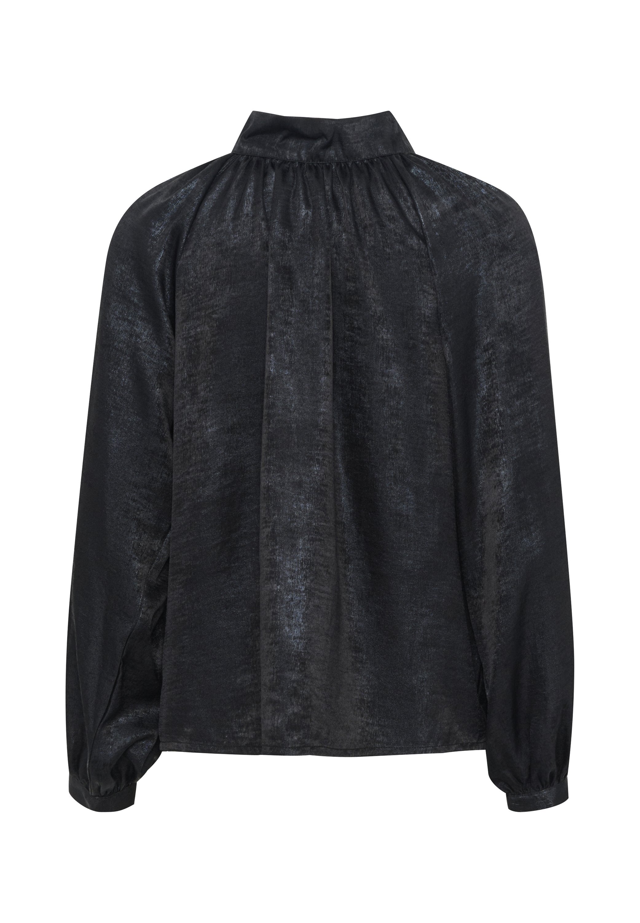Schwarze Bluse mit langen Ärmeln und hohem Kragen, glatter Textur, dezent glänzendem Finish und gerafftem Rückendetail. Hat eine lockere Passform und bündchenähnliche Ärmel.