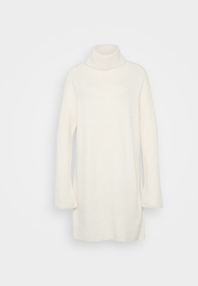 Weißer Rollkragenpullover aus weichem Strickmaterial. Mit langen Ärmeln und einer lockeren Passform, mit geripptem Muster am Hals und an den Bündchen.