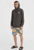 Dunkelgrauer Hoodie mit einer Fronttasche und einem bunten Sonnen- und Wellenmotiv. Kombiniert mit mehrfarbigen, floral gemusterten Badeshorts und schwarzen Sandalen.