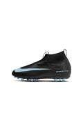 Schwarzer Fußballschuh mit strukturierter Oberfläche, markantem blauen Nike-Swoosh, Knöchelstützendesign und hellblauen Stollen für besseren Halt.