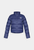 Dunkelblauer Pufferjacke mit Stehkragen, durchgehendem Reißverschluss und gerippten Bündchen. Verfügt über ein horizontales Steppmuster und zwei seitliche Taschen.