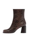 Braune Schlangenprint-Ankle-Boots mit einer schmalen Silhouette, ausgestattet mit einem dicken Absatz und einer glatten Textur. Elegantes Design mit dezenten Musterdetails.