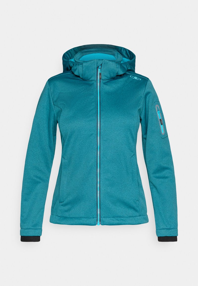 Türkisblaue Softshelljacke mit Kapuze, durchgehendem Frontreißverschluss und Reißverschlusstasche am linken Ärmel vor einfarbigem Hintergrund.