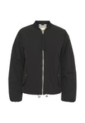 Schwarze Bomberjacke aus glattem Material mit Reißverschluss vorne, geripptem Kragen und elastischen Bündchen. Mit seitlichen Taschen und verstellbarem Saum.