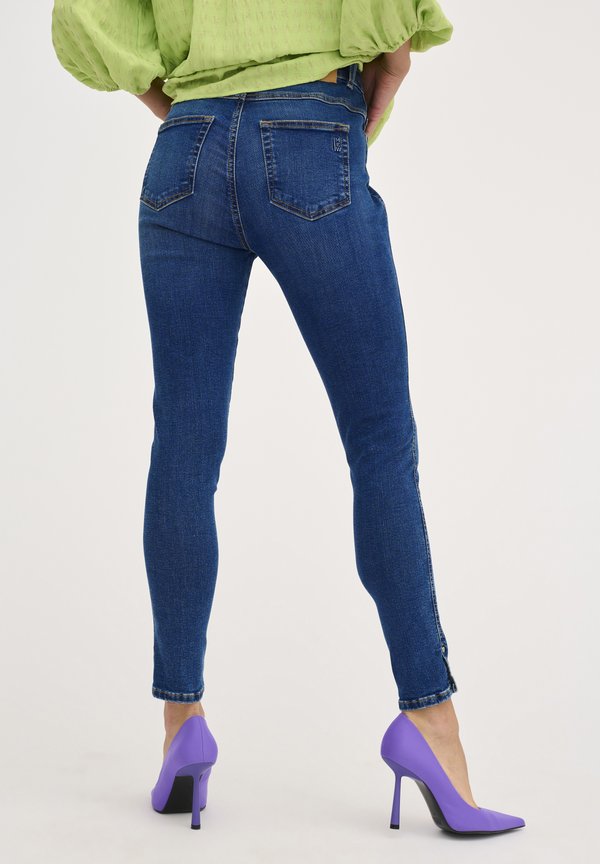 My Essential Wardrobe CELINAMW 148 HIGH SLIT Y