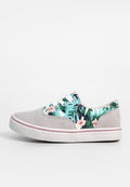 Graue Wildledersneaker mit einem bunten Blumenstoff-Obermaterial in Türkis, Pink und Grün, weißen Schnürsenkeln und einem pinken Akzent an der Sohle.