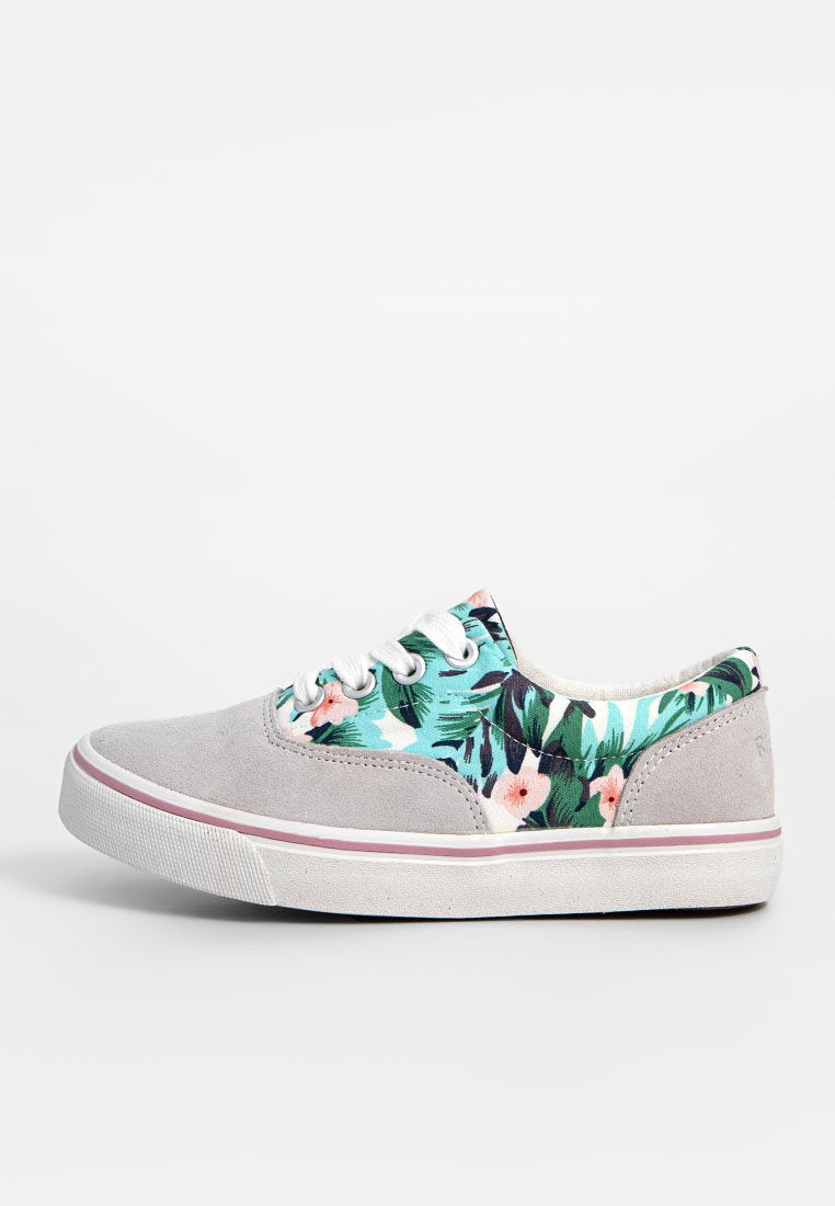 Graue Wildledersneaker mit einem bunten Blumenstoff-Obermaterial in Türkis, Pink und Grün, weißen Schnürsenkeln und einem pinken Akzent an der Sohle.