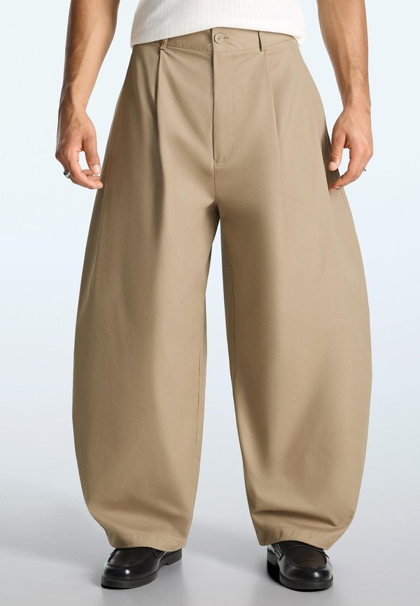 Bershka MEGABARREL  - Trousers - sand