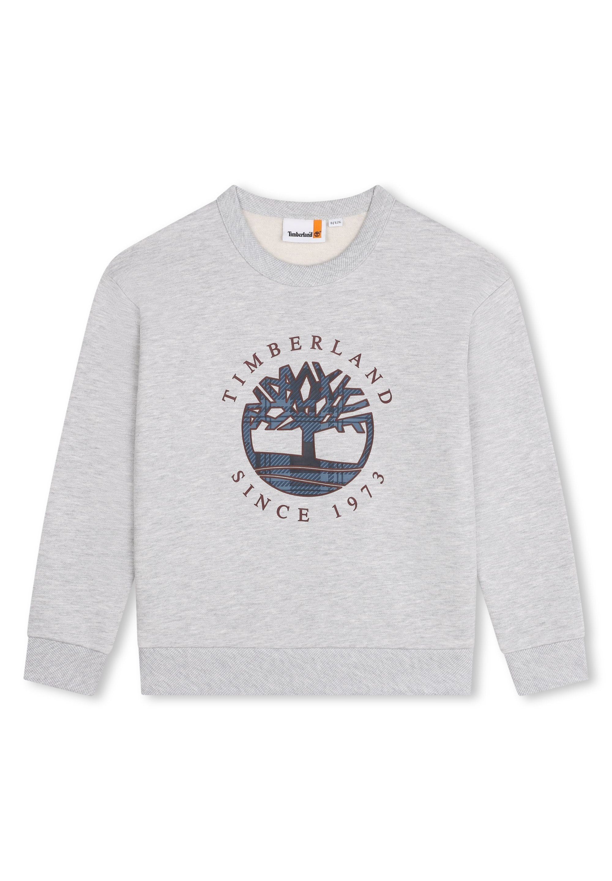 Grauer Sweatshirt aus Baumwolle mit einem runden Baumlogo in dunkelnavy und burgunderrot sowie dem Text "Timberland Since 1973". Mit gerippten Bündchen und Saum.