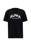 Schwarzes Baumwoll-T-Shirt mit großem weißen und goldenen "ALPHA" Bogenlogo und "INDUSTRIES" darunter. Kurzarm, Standard-Rundhals-Design.