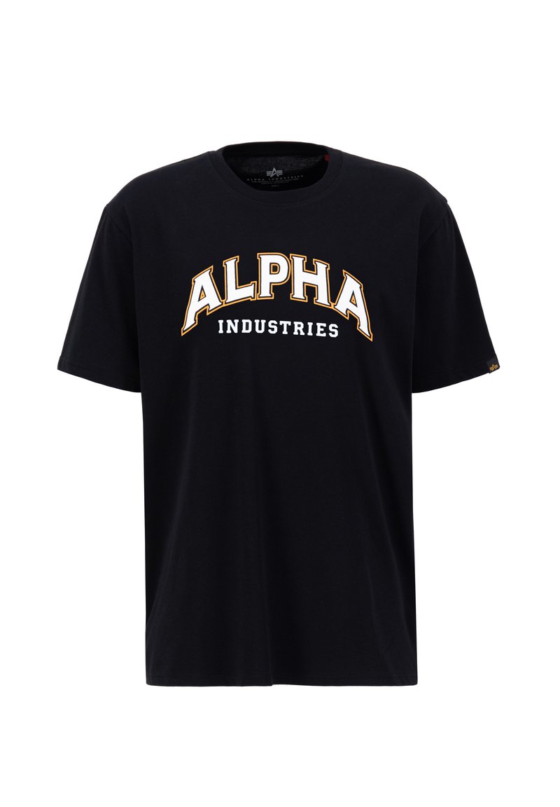 Schwarzes Baumwoll-T-Shirt mit großem weißen und goldenen "ALPHA" Bogenlogo und "INDUSTRIES" darunter. Kurzarm, Standard-Rundhals-Design.