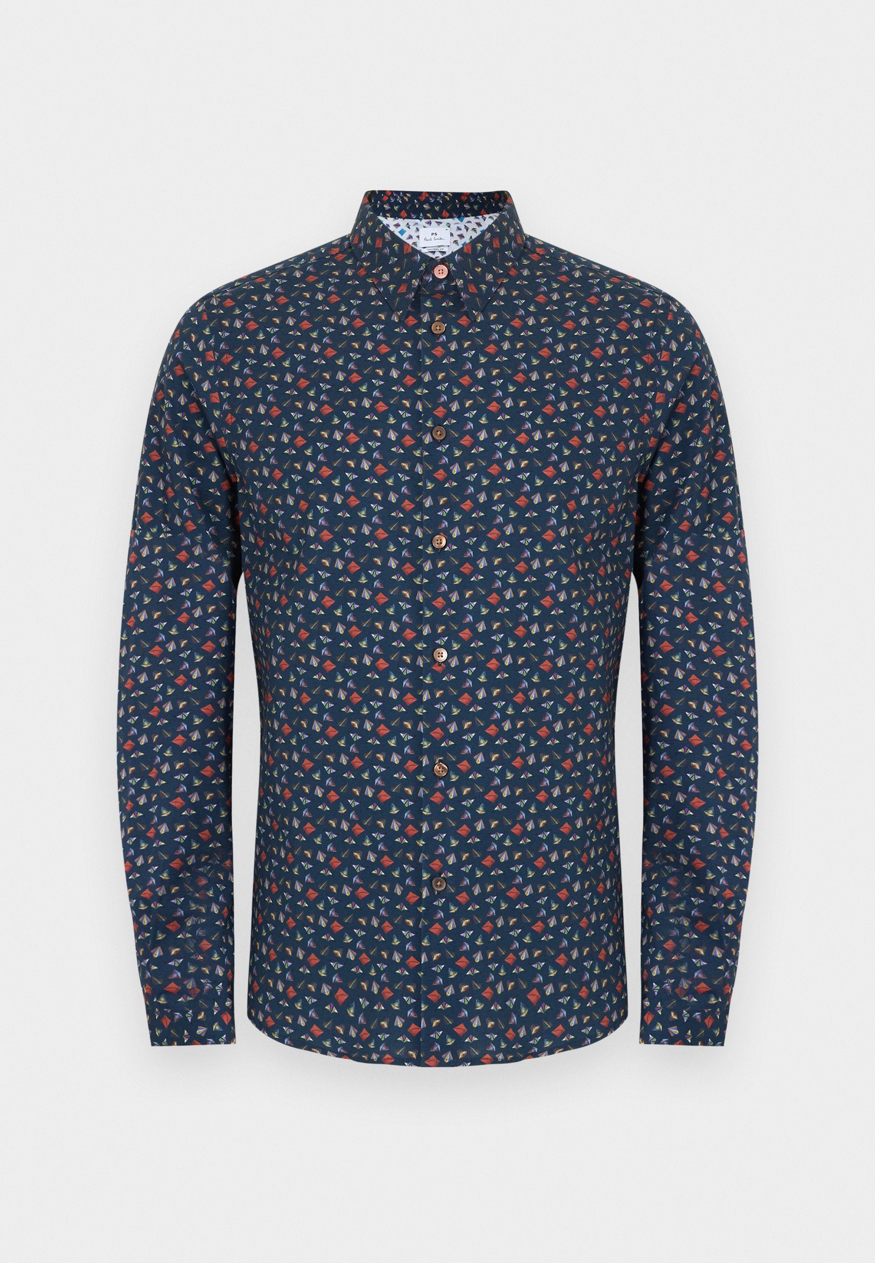 Marineblaue langärmelige Hemdbluse mit kleinem, mehrfarbigem geometrischem Muster und Holzknöpfen.