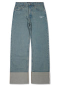 Hellblaue Denim-Jeans mit lockerer Passform, mit aufgeschlagenen Bündchen, dezentem Verblassen und einem gestickten Logo auf der linken Vorderseite.