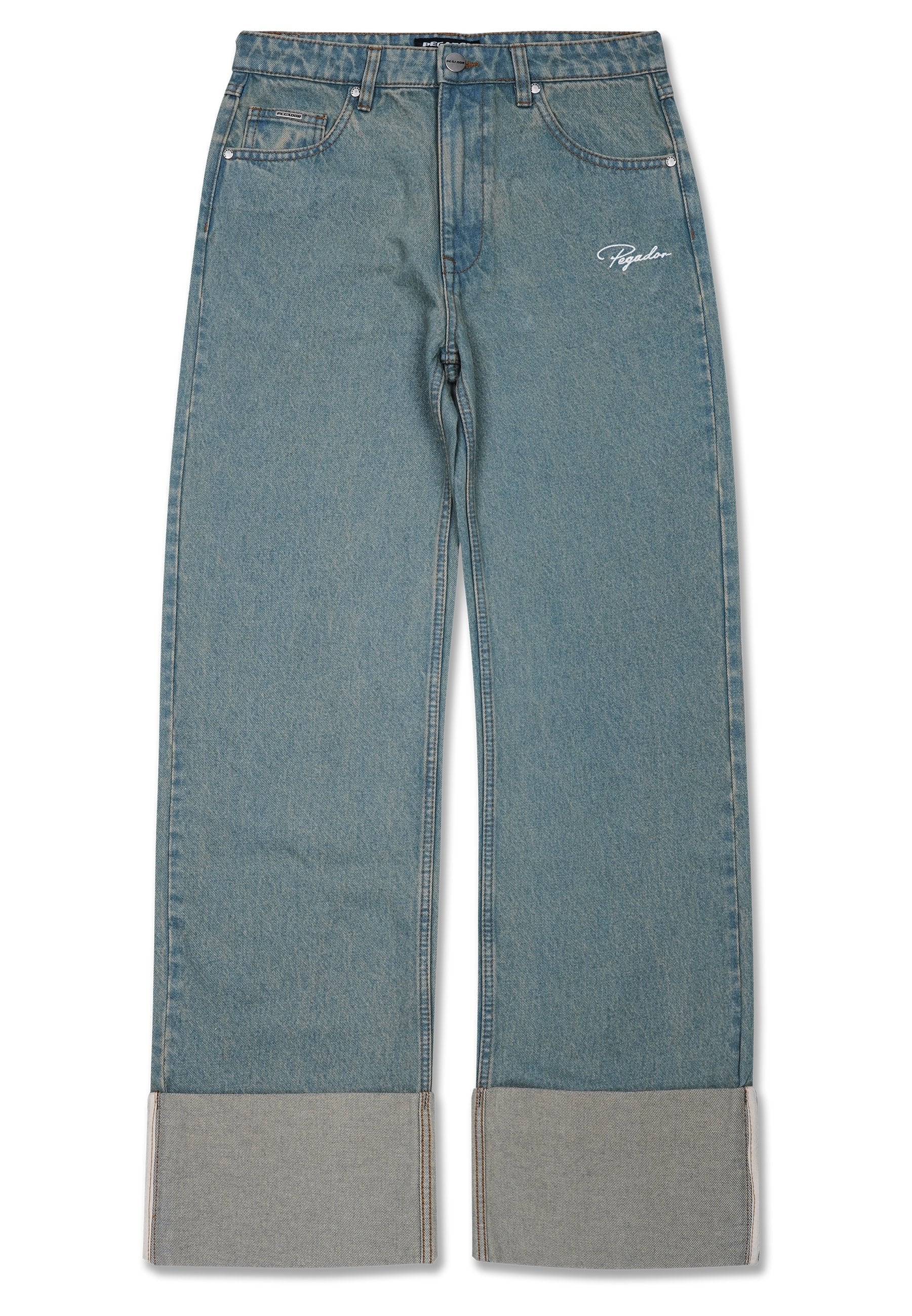Hellblaue Denim-Jeans mit lockerer Passform, mit aufgeschlagenen Bündchen, dezentem Verblassen und einem gestickten Logo auf der linken Vorderseite.