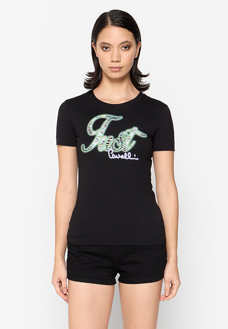 Schwarzes, kurzärmliges Baumwoll-T-Shirt mit grünem und weißem gemustertem "Just Cavalli" Schriftzug auf der Vorderseite. Enganliegendes Design.
