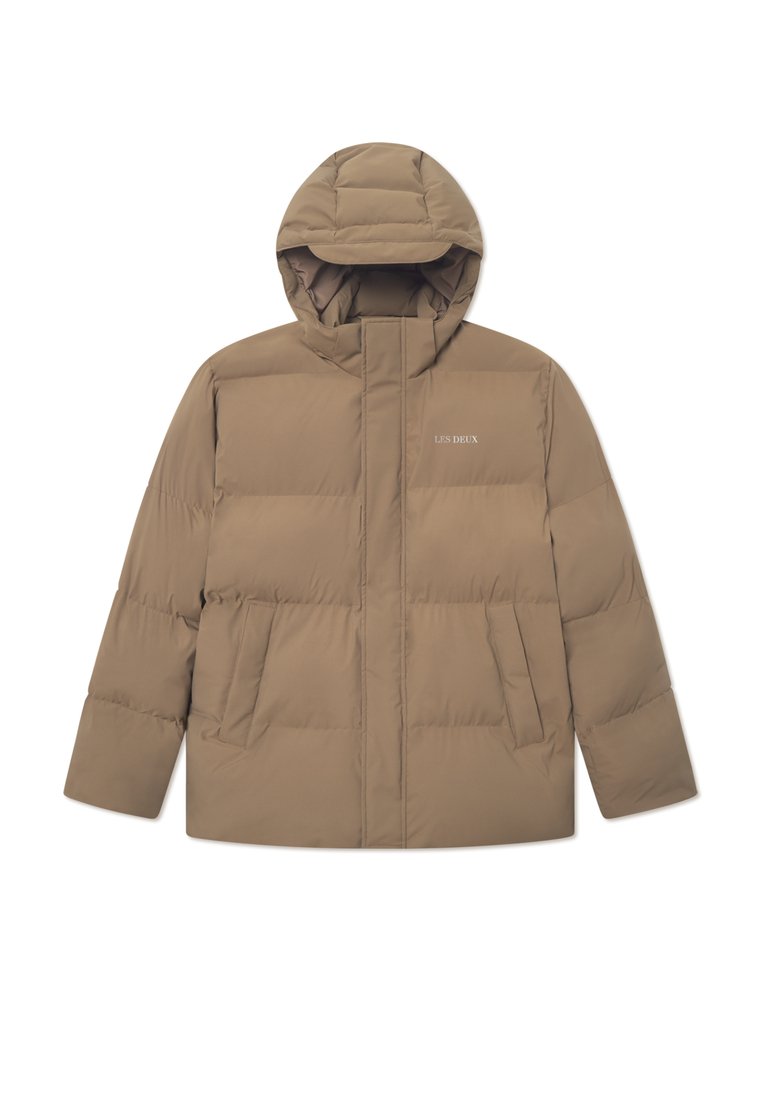Braune Pufferjacke mit Kapuze, ausgestattet mit einem gesteppten Design, zwei Fronttaschen und einem Reißverschluss vorne. Schlichte Markenkennzeichnung auf der Brust.