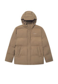 Braune Pufferjacke mit Kapuze, ausgestattet mit einem gesteppten Design, zwei Fronttaschen und einem Reißverschluss vorne. Schlichte Markenkennzeichnung auf der Brust.