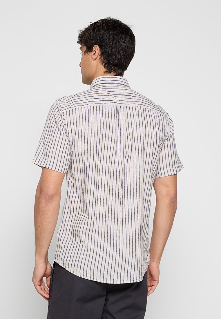 REGULAR FIT  Media 3