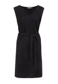 Schwarzes ärmelloses Kleid mit V-Ausschnitt, Stoffgürtel in der Taille und lässiger Passform, aus einem glatten, leichten Material gefertigt.
