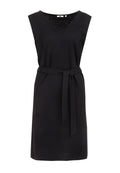 Schwarzes ärmelloses Kleid mit V-Ausschnitt, Stoffgürtel in der Taille und lässiger Passform, aus einem glatten, leichten Material gefertigt.