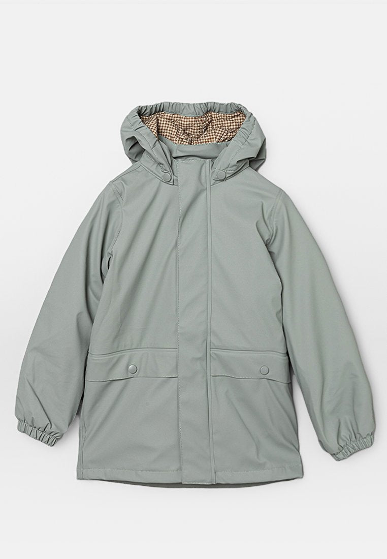 Wasserabweisende, hellgraue Jacke mit Kapuze, elastischen Bündchen, zwei Fronttaschen und kariertem Innenfutter. Glattes, robustes Material.
