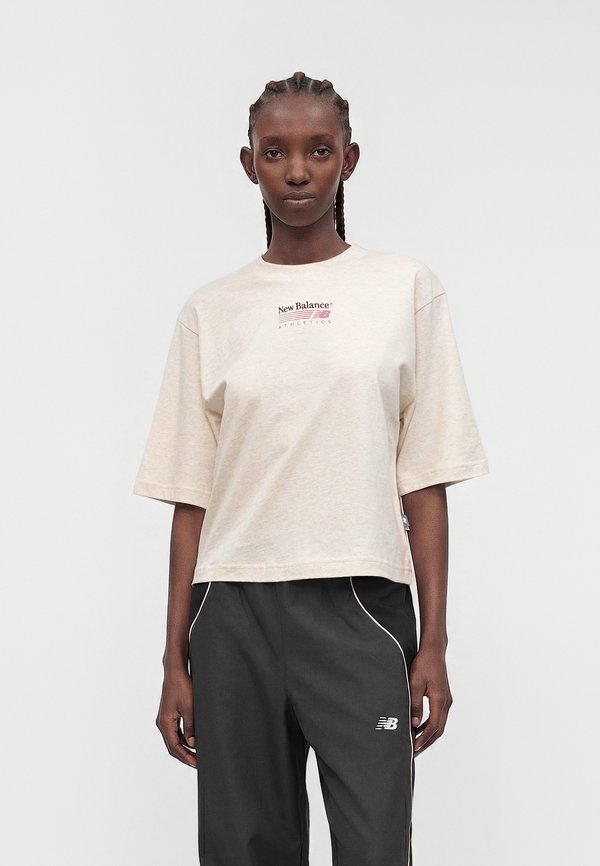 New Balance TRACKSIDE RELAXED - Print T-shirt - beige