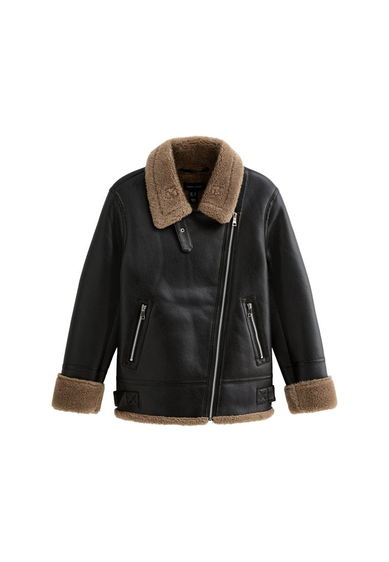Schwarze Lederjacke mit einem braunen Lammfellkragen und -manschetten; ausgestattet mit zwei Reißverschlusstaschen und einem diagonalen Reißverschluss vorne.