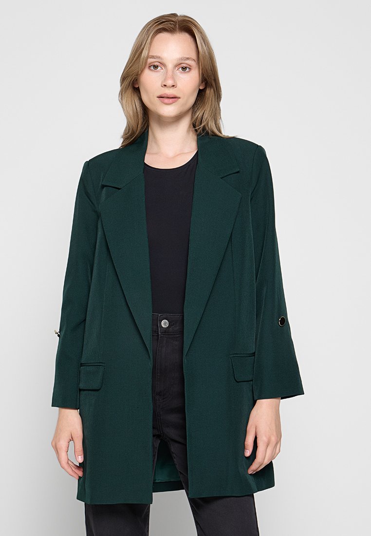 Grüne Blazerjacke mit Reverskragen, langen Ärmeln, zwei Fronttaschen und lockerer Passform. Glatte Stofftextur und maßgeschneidertes Design.