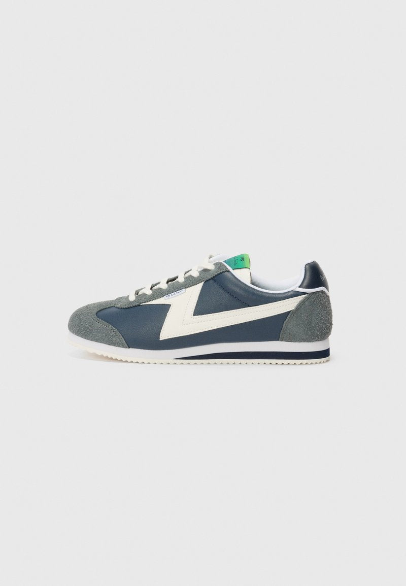 Marineblauer Sneaker mit grauen Wildleder-Akzenten an Zehen und Ferse, weißem Logo und Schnürdesign. Gummisohle mit strukturiertem Grip.