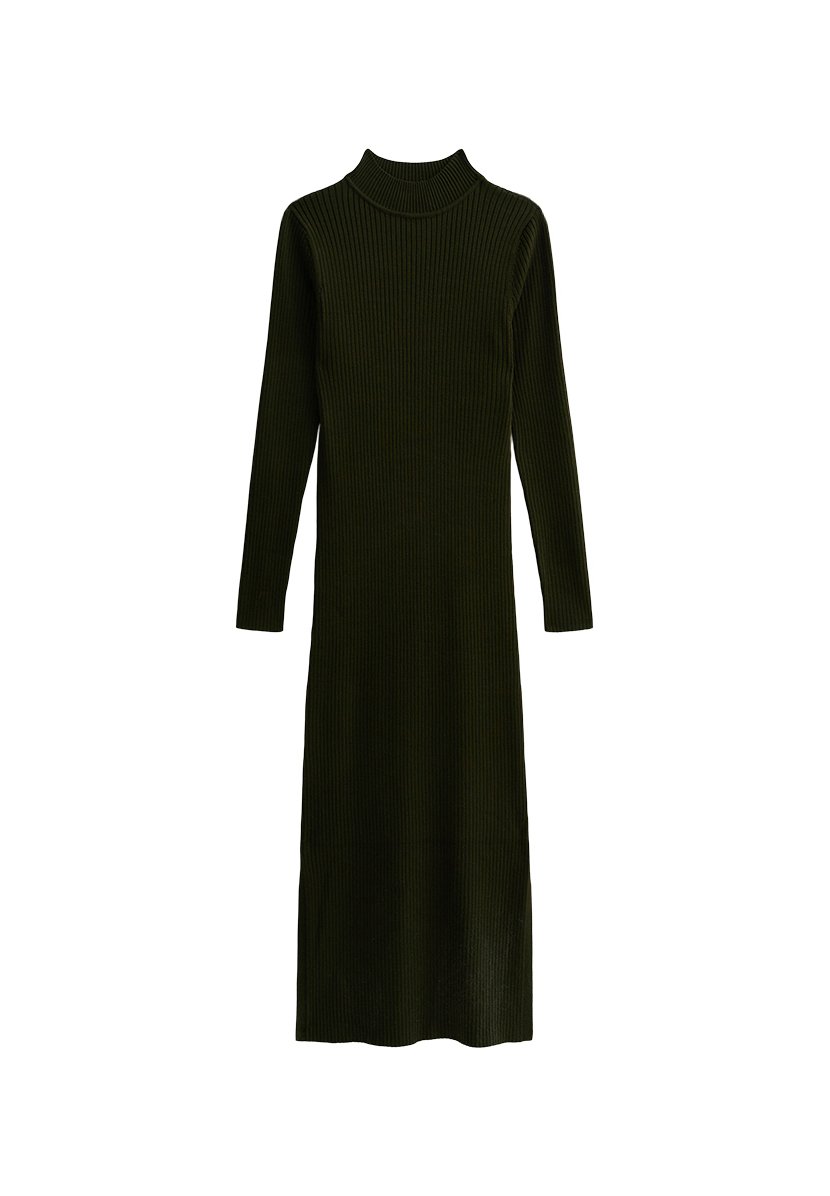 Dunkelgrünes, geripptes Strickkleid mit Stehkragen, langen Ärmeln und bodenlangem Design. Glatte Textur, figurbetonte Silhouette und minimales Design.