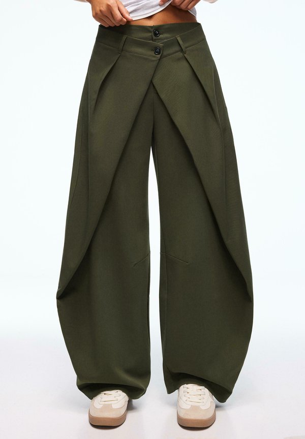 Bershka Trousers - khaki