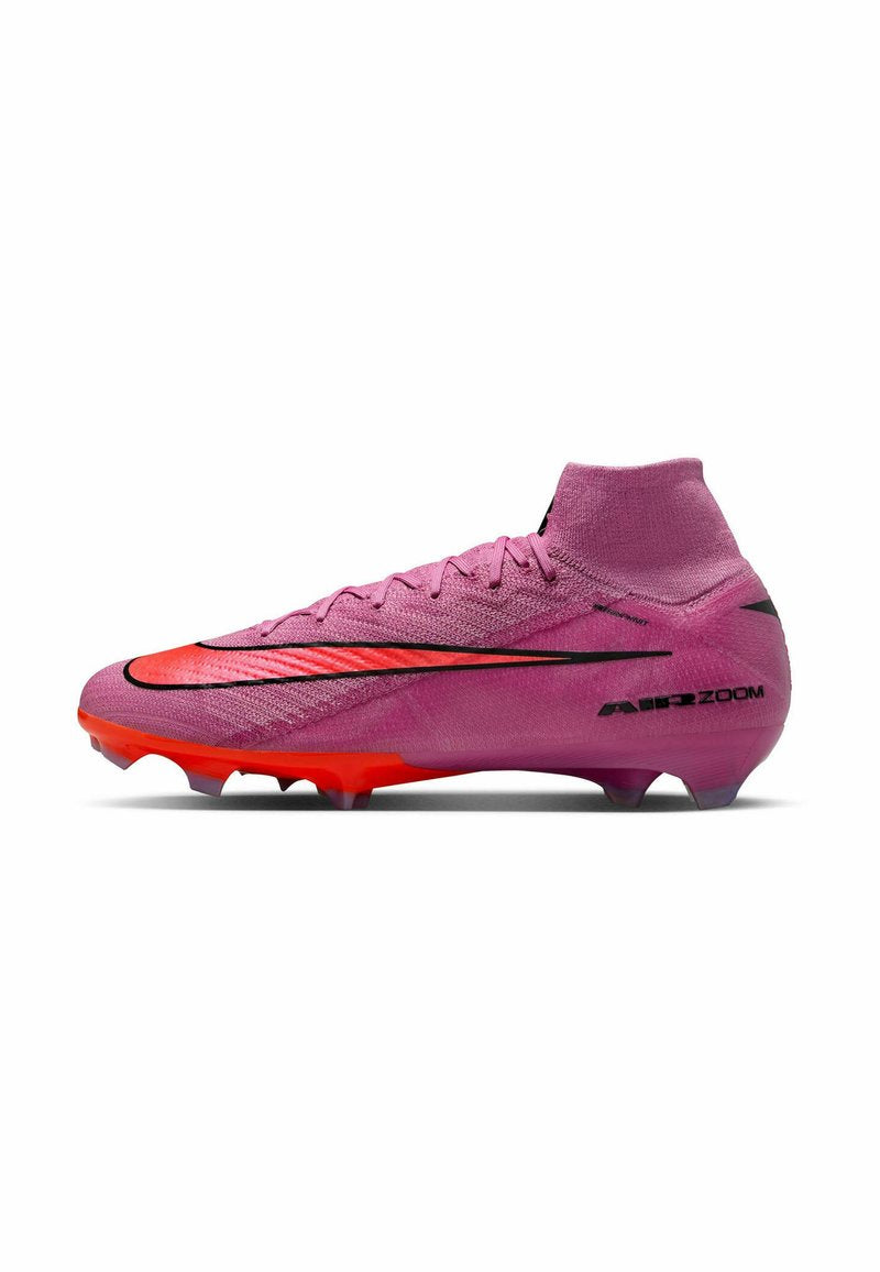 Rosa Hochschnitt-Fußballschuh mit roter Sohle, schwarzem Nike Swoosh und "AIR ZOOM"-Text an der Ferse, entworfen für das Spiel auf festem Boden.