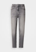 Hochtaillierte, schlank geschnittene graue Jeans mit ausgewaschenen Details, Knopfverschluss vorne, Gürtelschlaufen und Fünf-Taschen-Design auf einem weißen Hintergrund.