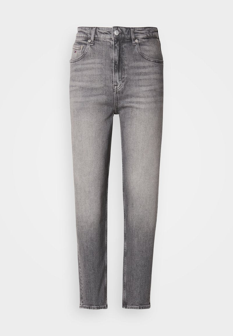 Hochtaillierte, schlank geschnittene graue Jeans mit ausgewaschenen Details, Knopfverschluss vorne, Gürtelschlaufen und Fünf-Taschen-Design auf einem weißen Hintergrund.