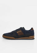 Marineblaue Sneakers mit strukturiertem Strickobermaterial, braunen Wildlederelementen, goldenem Logodetail, rundem Zehenbereich und Gummisohle.