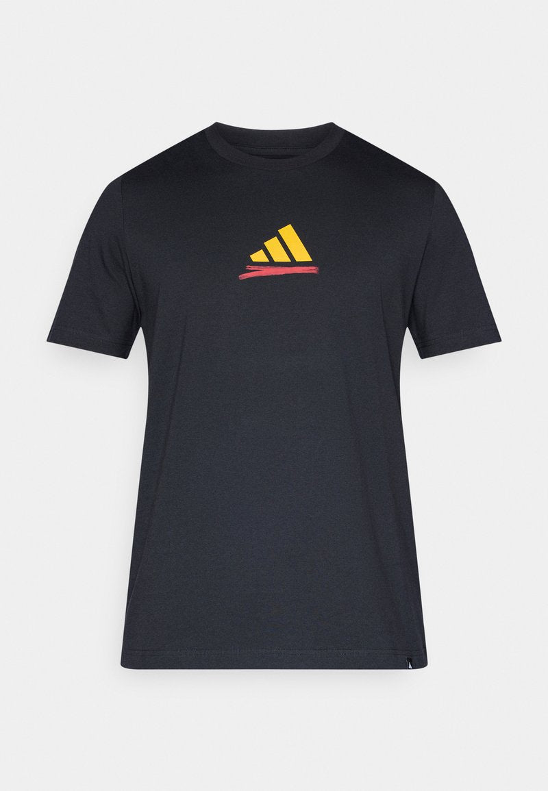 Schwarzes Baumwoll-T-Shirt mit einem gelben und roten Grafikdesign auf der Brust. Kurze Ärmel und Rundhalsausschnitt. Schlichte, lässige Form.