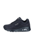 Schwarze Sportschuhe mit einem strukturierten Mesh-Obermaterial, runder Zehenpartie und gepolsterter Sohle mit sichtbarer Lufteinheit. Schnürsenkel für einen sicheren Sitz.