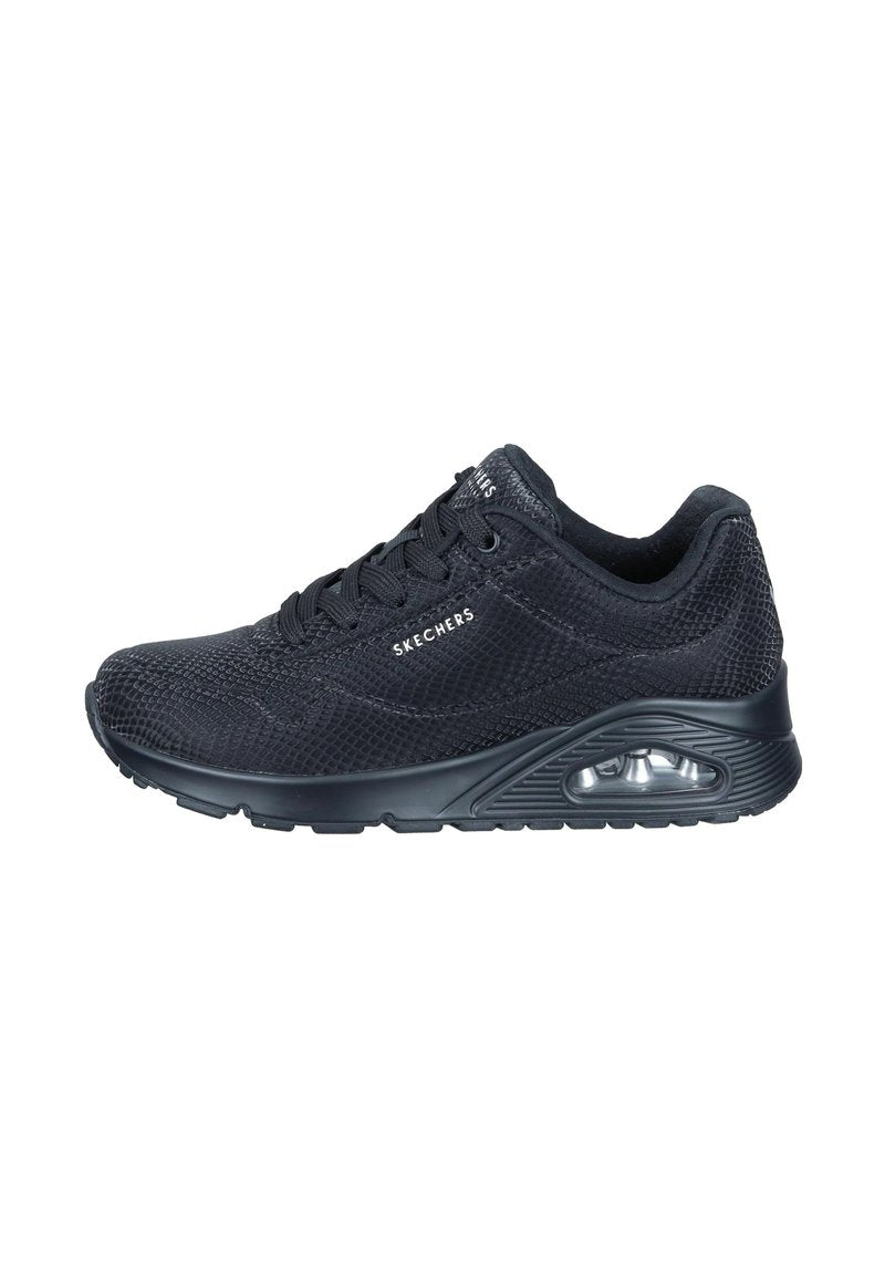 Schwarze Sportschuhe mit einem strukturierten Mesh-Obermaterial, runder Zehenpartie und gepolsterter Sohle mit sichtbarer Lufteinheit. Schnürsenkel für einen sicheren Sitz.