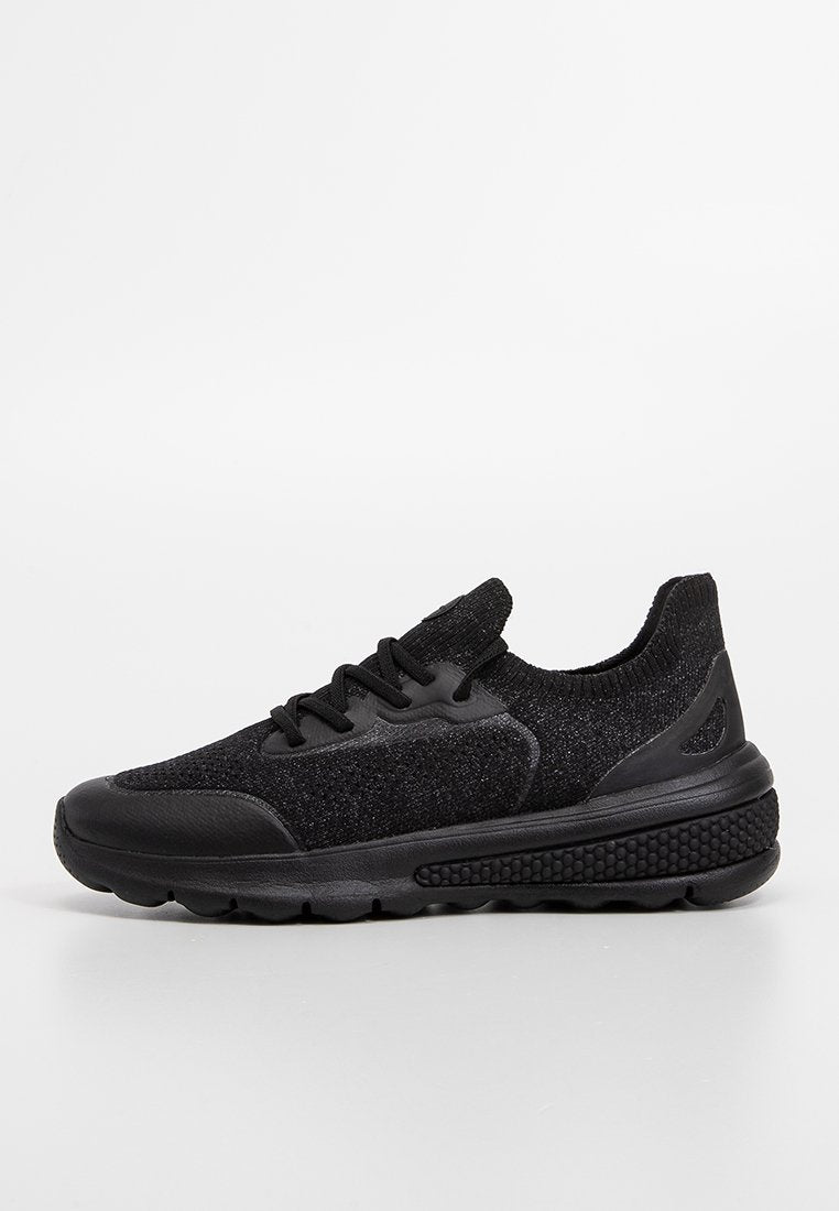 Schwarze Sportschuhe mit einem gestrickten Obermaterial und synthetischen Überzügen, runder Zehenpartie, flacher Sohle und strukturierten Details an der Seite.