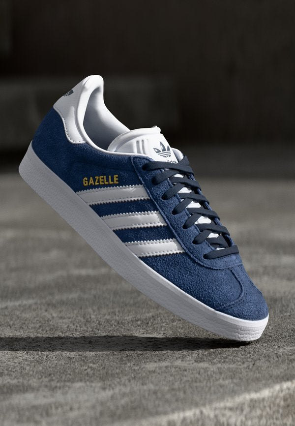adidas Originals GAZELLE UNISEX - Trainers - colleiate navy/white/gold-coloured metallic