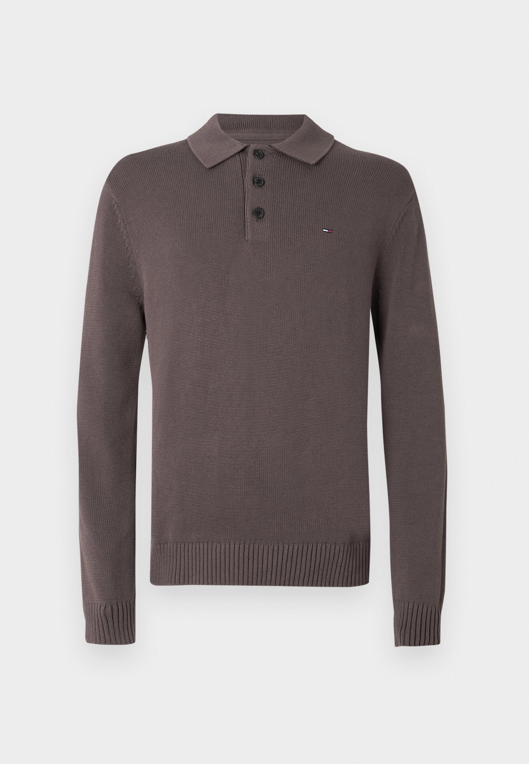 Langärmliges braunes Strick-Poloshirt mit geripptem Kragen, Bündchen und Saum, ausgestattet mit drei Knöpfen und einem kleinen Flaggenlogo auf der linken Brust.
