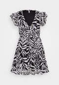 Schwarz-weißes Kleid mit Blattmustern, kurzen Rüschensäumen, tiefem V-Ausschnitt und einer taillierten Taille, aus leichtem Stoff gefertigt.