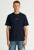 Marineblaue Baumwoll-T-Shirt mit kurzen Ärmeln, Rundhalsausschnitt und bedrucktem Text über der Brust. Getragen mit hellblauen, zerrissenen Jeans.
